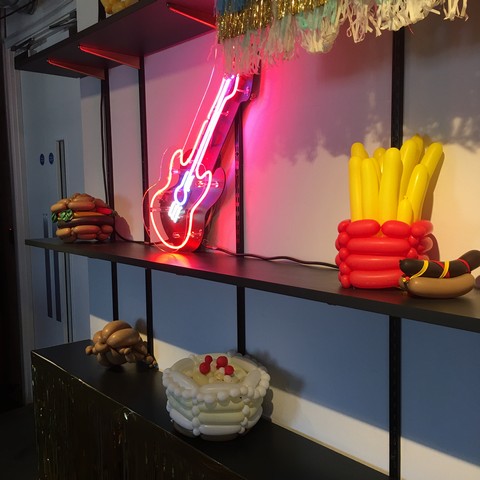 balloon model hot dogs burgers chips