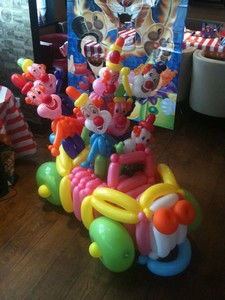balloon model clown car
